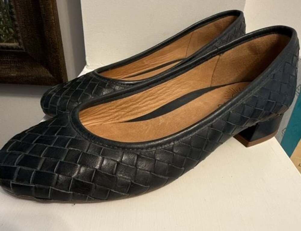 Brioso Woven Leather Block Heel Shoes Size 7M Navy